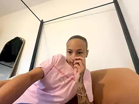 Discover our girls online shows and discover the company of countless livestreamers, with stunning shapes, sex toys and more.