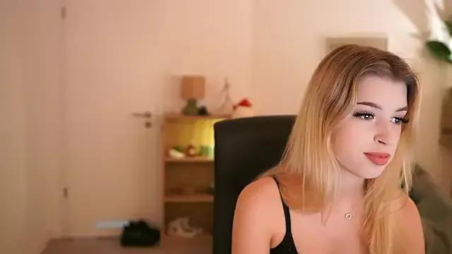 Peachyliana webcams show profile image 