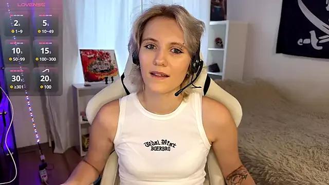 Discover our girls online shows and discover the company of countless livestreamers, with stunning shapes, sex toys and more.