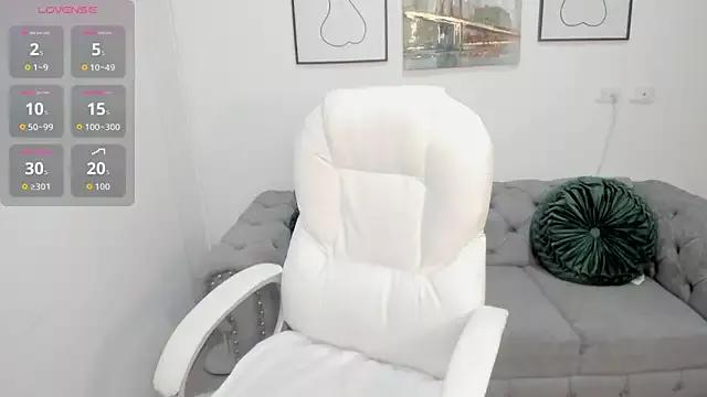 Discover our girls online shows and discover the company of countless livestreamers, with stunning shapes, sex toys and more.