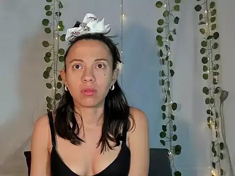 Discover our girls online shows and discover the company of countless livestreamers, with stunning shapes, sex toys and more.