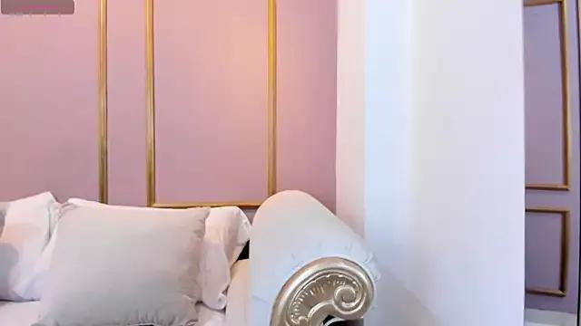 Discover our girls online shows and discover the company of countless livestreamers, with stunning shapes, sex toys and more.