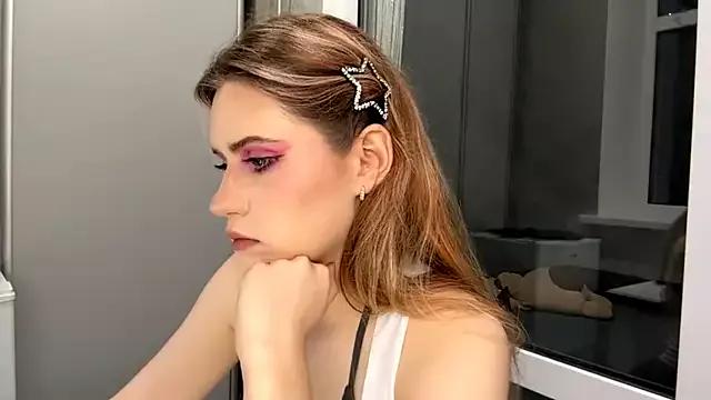 Discover our girls online shows and discover the company of countless livestreamers, with stunning shapes, sex toys and more.