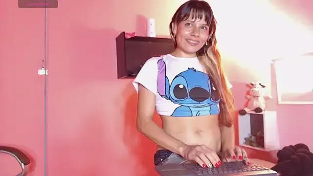 Discover our girls online shows and discover the company of countless livestreamers, with stunning shapes, sex toys and more.
