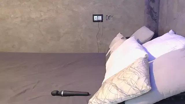 Discover our girls online shows and discover the company of countless livestreamers, with stunning shapes, sex toys and more.