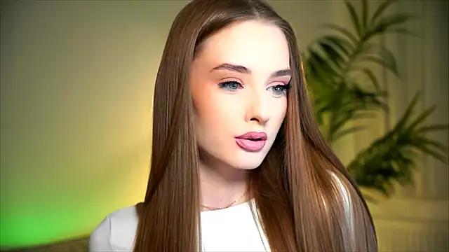 Discover our girls online shows and discover the company of countless livestreamers, with stunning shapes, sex toys and more.