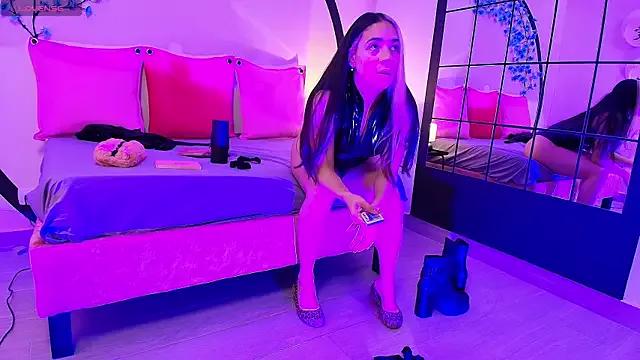 Discover our girls online shows and discover the company of countless livestreamers, with stunning shapes, sex toys and more.