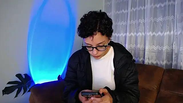Discover our girls online shows and discover the company of countless livestreamers, with stunning shapes, sex toys and more.