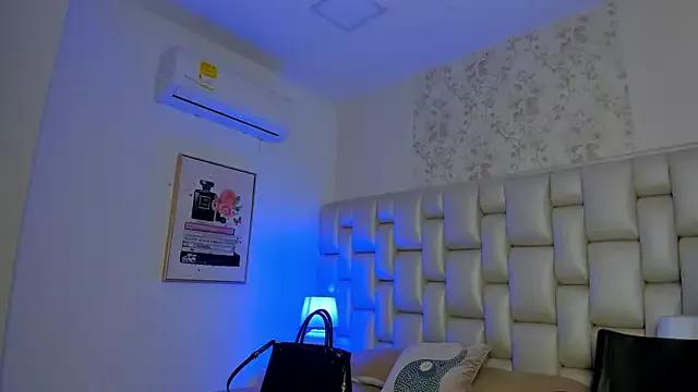 Discover our girls online shows and discover the company of countless livestreamers, with stunning shapes, sex toys and more.