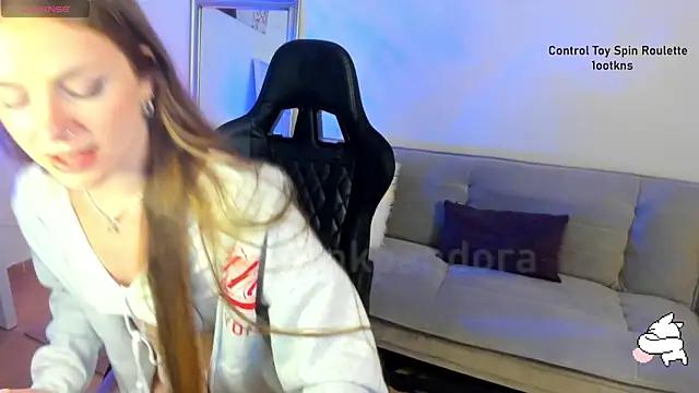 Discover our girls online shows and discover the company of countless livestreamers, with stunning shapes, sex toys and more.