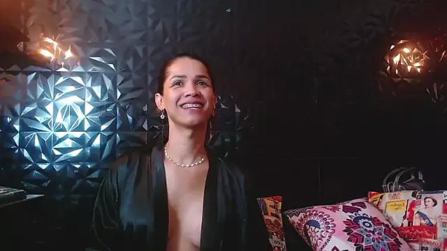 Discover our girls online shows and discover the company of countless livestreamers, with stunning shapes, sex toys and more.
