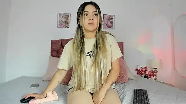 Discover our girls online shows and discover the company of countless livestreamers, with stunning shapes, sex toys and more.