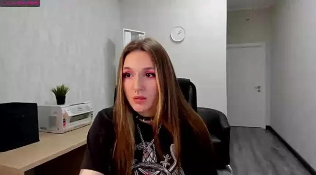 Discover our girls online shows and discover the company of countless livestreamers, with stunning shapes, sex toys and more.