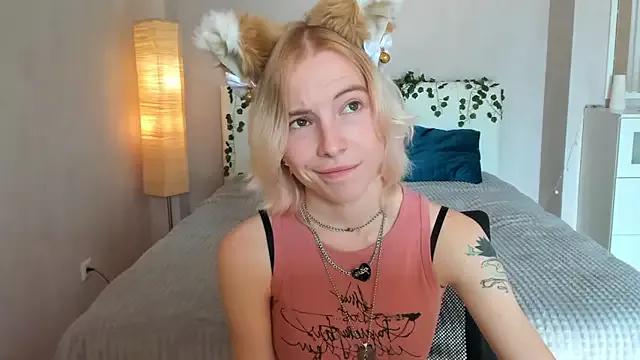 Discover our girls online shows and discover the company of countless livestreamers, with stunning shapes, sex toys and more.