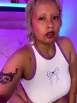 Discover our girls online shows and discover the company of countless livestreamers, with stunning shapes, sex toys and more.