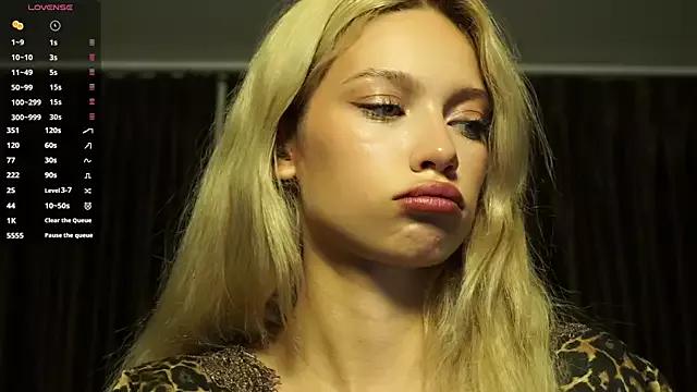 Discover our girls online shows and discover the company of countless livestreamers, with stunning shapes, sex toys and more.