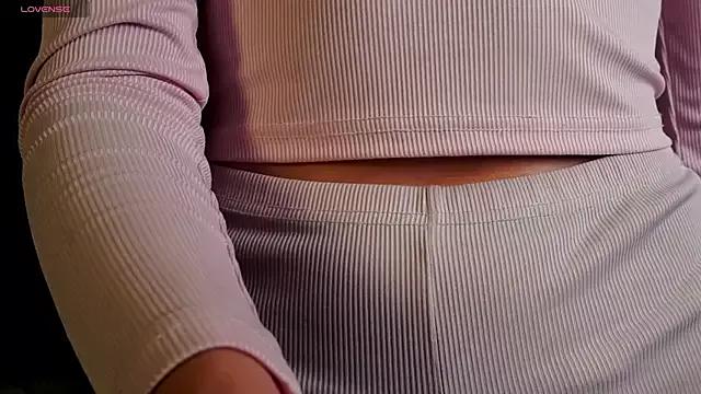 Discover our girls online shows and discover the company of countless livestreamers, with stunning shapes, sex toys and more.