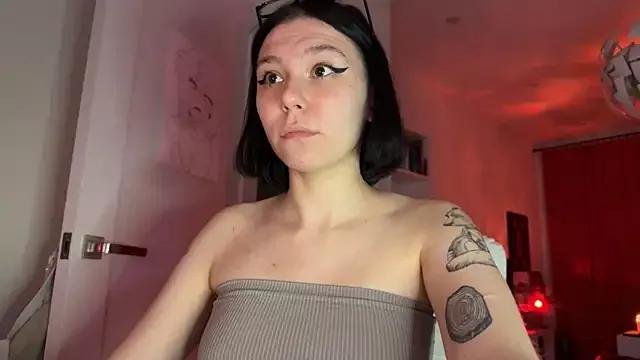 Discover our girls online shows and discover the company of countless livestreamers, with stunning shapes, sex toys and more.
