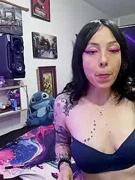 Discover our girls online shows and discover the company of countless livestreamers, with stunning shapes, sex toys and more.