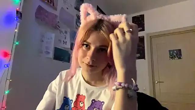 Discover our girls online shows and discover the company of countless livestreamers, with stunning shapes, sex toys and more.