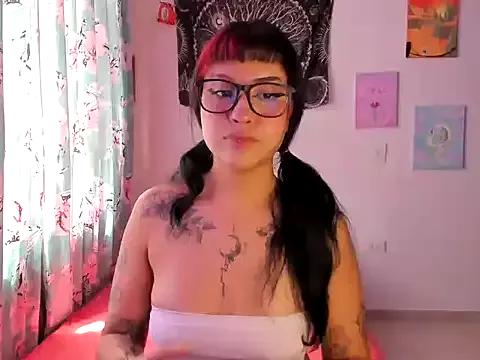 Discover our girls online shows and discover the company of countless livestreamers, with stunning shapes, sex toys and more.
