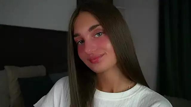 Discover our girls online shows and discover the company of countless livestreamers, with stunning shapes, sex toys and more.