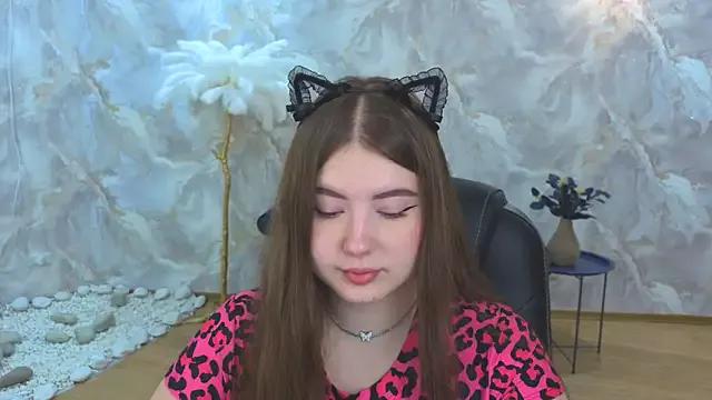 Discover our girls online shows and discover the company of countless livestreamers, with stunning shapes, sex toys and more.