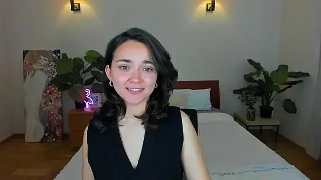 Discover our girls online shows and discover the company of countless livestreamers, with stunning shapes, sex toys and more.