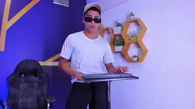 Discover our girls online shows and discover the company of countless livestreamers, with stunning shapes, sex toys and more.