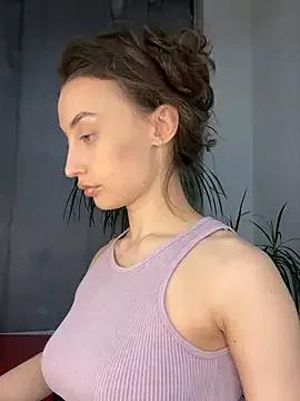 Discover our girls online shows and discover the company of countless livestreamers, with stunning shapes, sex toys and more.