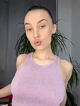 Discover our girls online shows and discover the company of countless livestreamers, with stunning shapes, sex toys and more.