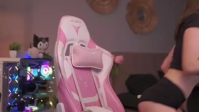 Polly_Plush19 from StripChat
