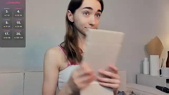 PollyBeev from StripChat is Freechat