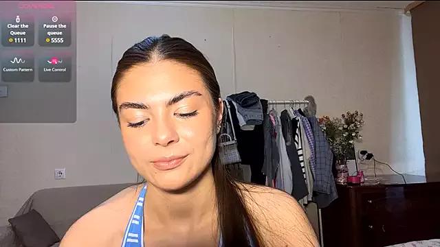 Discover our girls online shows and discover the company of countless livestreamers, with stunning shapes, sex toys and more.