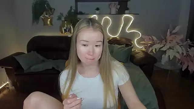 Discover our girls online shows and discover the company of countless livestreamers, with stunning shapes, sex toys and more.