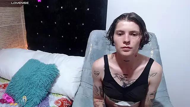 Discover our girls online shows and discover the company of countless livestreamers, with stunning shapes, sex toys and more.