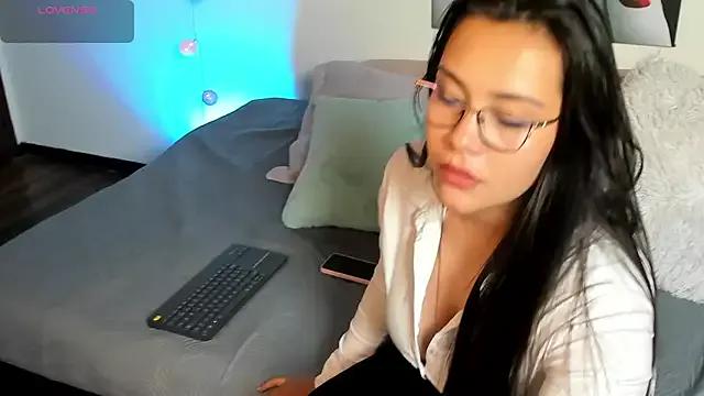 Discover our girls online shows and discover the company of countless livestreamers, with stunning shapes, sex toys and more.