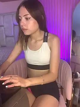 Discover our girls online shows and discover the company of countless livestreamers, with stunning shapes, sex toys and more.