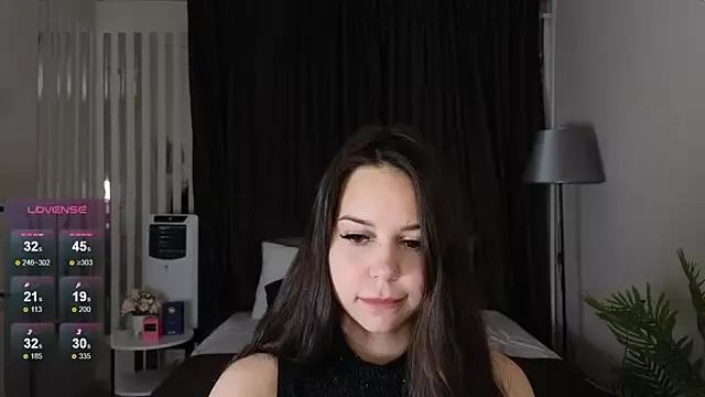 Discover our girls online shows and discover the company of countless livestreamers, with stunning shapes, sex toys and more.
