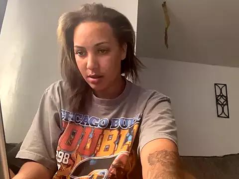 prettylildes from StripChat is Freechat