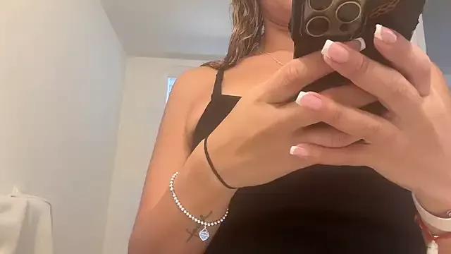 Discover our girls online shows and discover the company of countless livestreamers, with stunning shapes, sex toys and more.