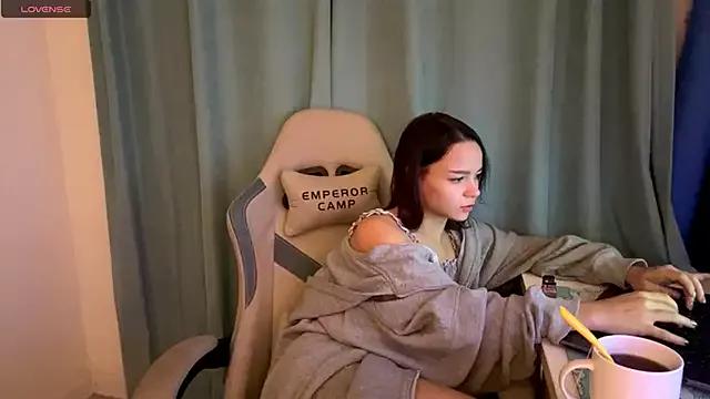 Discover our girls online shows and discover the company of countless livestreamers, with stunning shapes, sex toys and more.