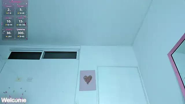 Discover our girls online shows and discover the company of countless livestreamers, with stunning shapes, sex toys and more.