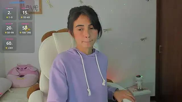 Discover our girls online shows and discover the company of countless livestreamers, with stunning shapes, sex toys and more.
