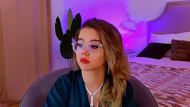 Discover our girls online shows and discover the company of countless livestreamers, with stunning shapes, sex toys and more.