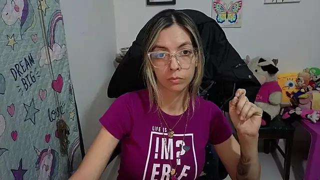 Discover our girls online shows and discover the company of countless livestreamers, with stunning shapes, sex toys and more.