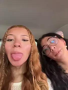 Discover our girls online shows and discover the company of countless livestreamers, with stunning shapes, sex toys and more.