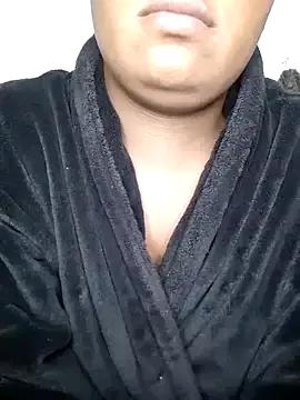 Queen-BEEE from StripChat