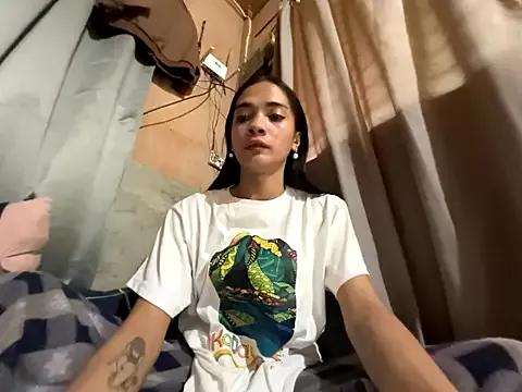 Discover our girls online shows and discover the company of countless livestreamers, with stunning shapes, sex toys and more.