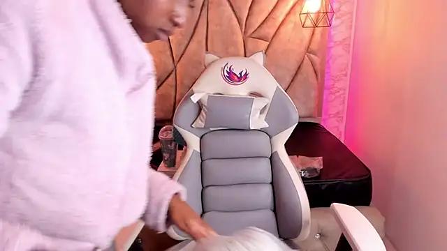 Queen_perla_ from StripChat